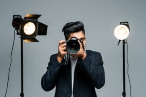 jeune-photographe-professionnel-indien-prenant-photos-studio-leight