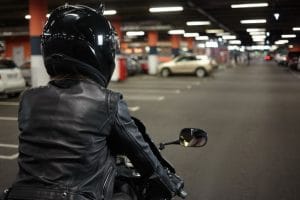 vue-arriere-isolee-femme-motard-conduisant-moto-sport-deux-roues-long-du-couloir-souterrain-paking-lot-va-garer-sa-moto-apres-promenade-nuit-moto-sports-extremes-style-vie